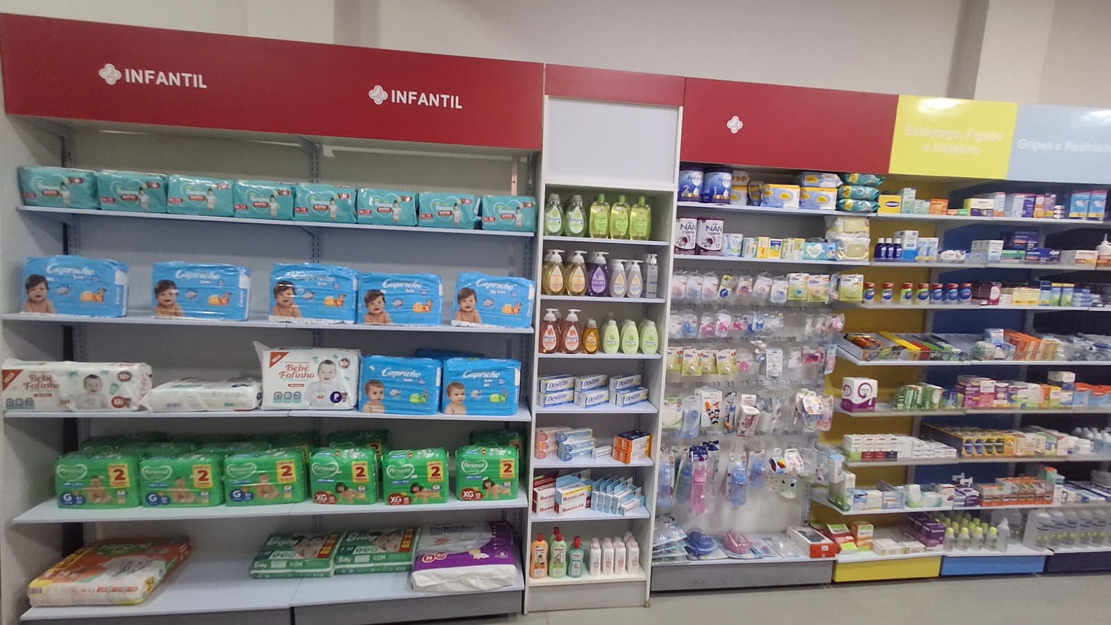 Corredor da drogaria com produtos da linha infantil